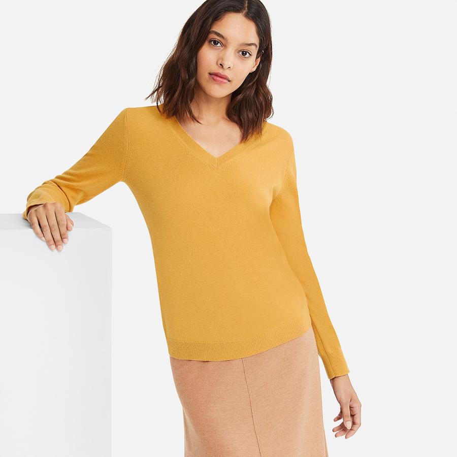 Parece un jersey de punto normal, pero el tacto y la sensación al llevarlo no tiene nada que ver... Este es de Uniqlo, y su precio antes de los descuentos y ofertas del Black Friday es de 79.90 euros.