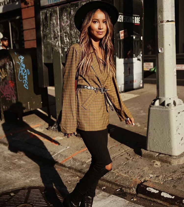 Ya os lo adelantábamos hace unos meses:  se lleva la blazer con cinturón . Una forma perfecta para reinventar una prenda y darle una vida nueva.