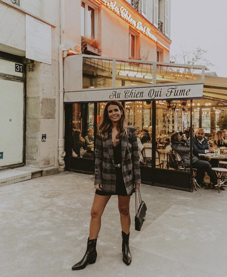 Con el color negro junto a la blazer de cuadros siempre acertarás. Para este look de CollageVintage solo necesitarás un LBD, unas botas negras estilo cowboy y un bolso básico color negro. ¡Ya tienes modelito para este fin de semana!