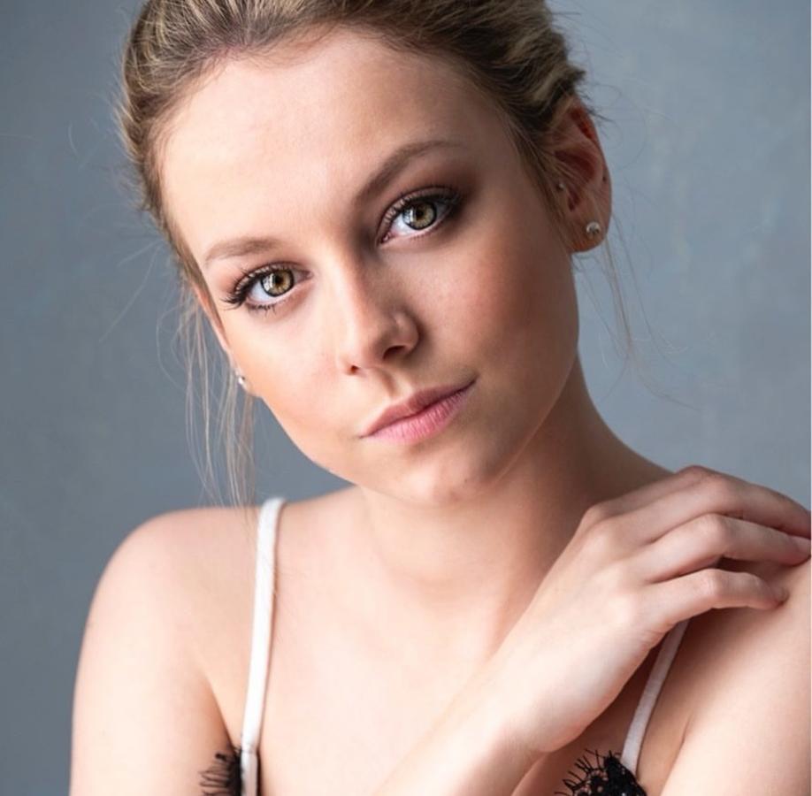 En este caso optó por una base de maquillaje muy natural, un toque muy sutil de polvos bronceadores en los pómulos, iluminador en los puntos clave y una sombra de ojos marrón clarita. ¿El resultado? Un 'look' de maquillaje natural súper favorecedor.