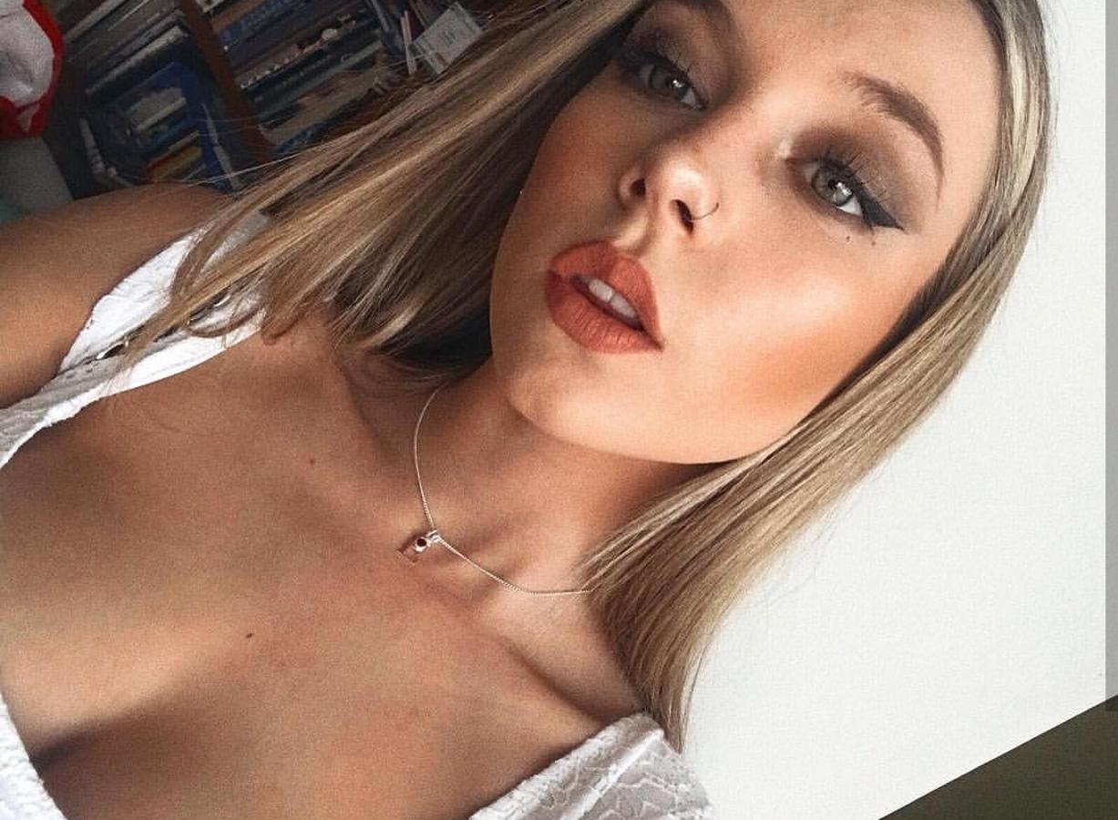 Ester Expósito se atreve con todas las combinaciones. Para este maquillaje no dudó en combinar una sombra de ojos marrón y un eyeliner bien marcado con su labial en tono mate acorde al rubor marcado de sus mejillas. ¿El resultado? Un rostro jugoso y lleno de vitalidad.