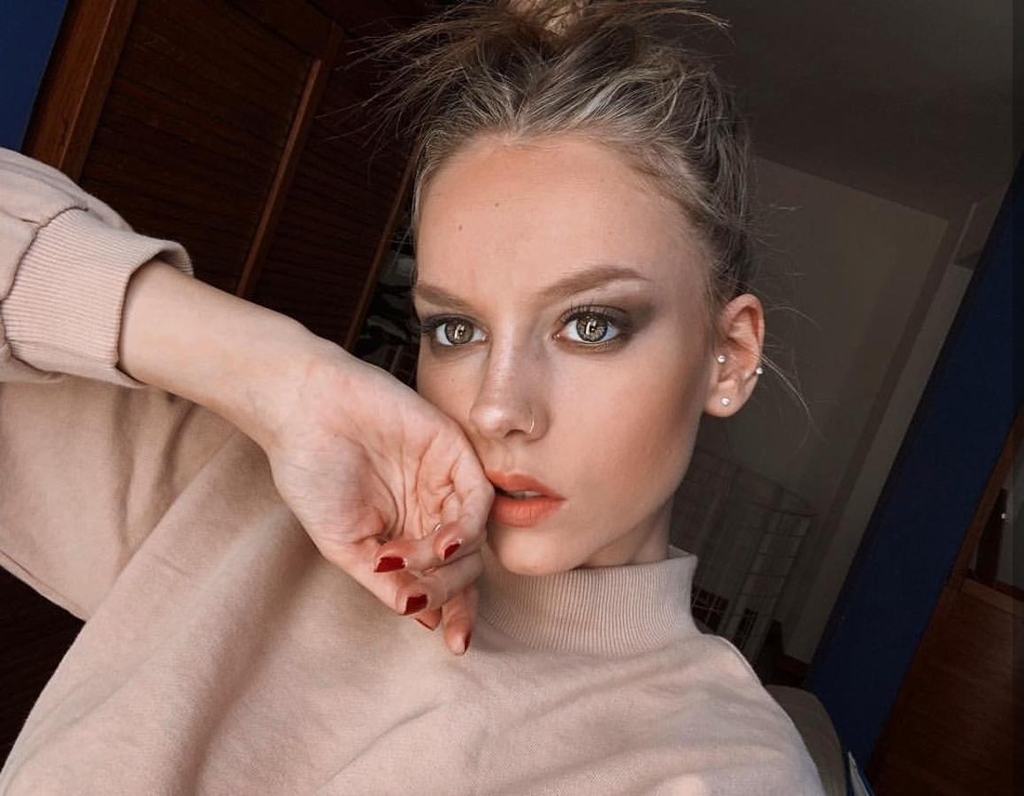 Para un maquillaje más 'casual' se decanta también por un ahumado en tonos marrones con un ligero toque cobrizo en la parte baja del ojo y muy pegado a sus pestañas. Polvos bronceadores y unos labios mate en un tono anaranjado son todo lo que necesita para rematar este 'lookazo'.