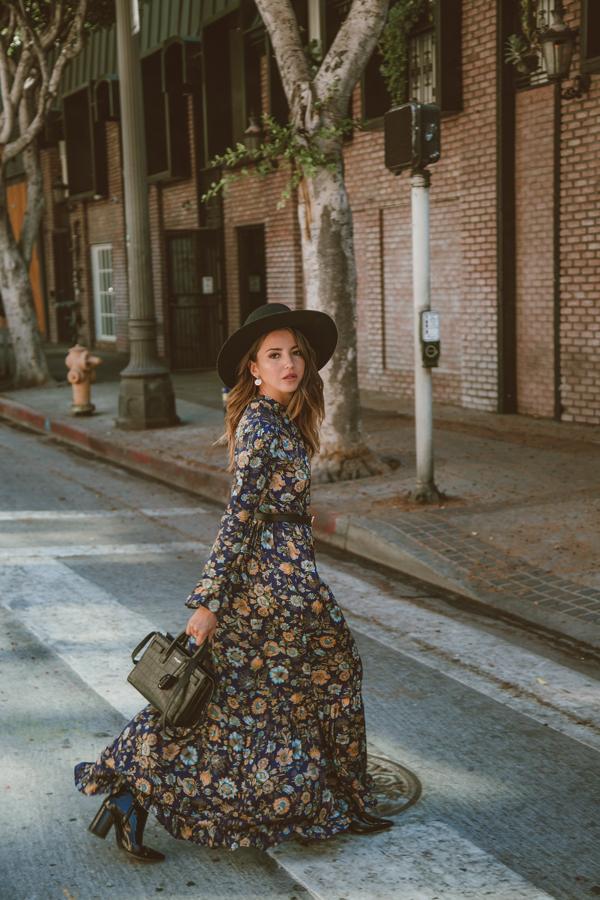 Maxi vestido con estampado floral y manga larga.