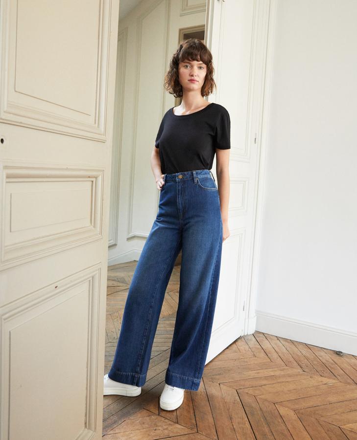 Vaqueros de estilo setentero, con pierna elefante y cintura alta, de Comptoir des Cotonniers. Su precio antes de las rebajas del Black Friday: 149 euros.