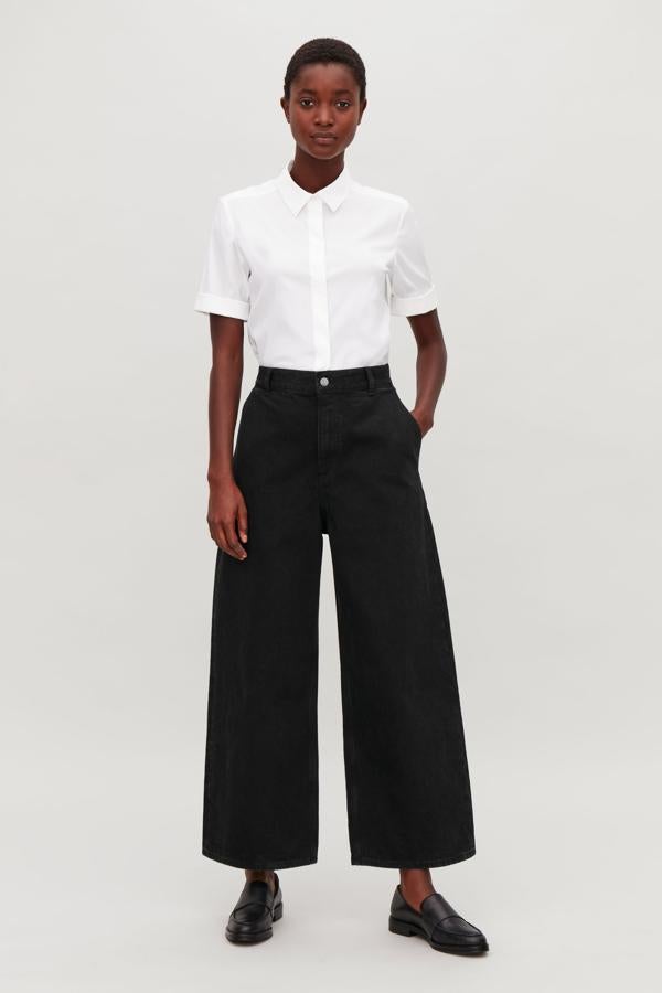 Vaqueros negros de estilo 'culotte', de Cos. Su precio antes de las rebajas del Black Friday: 79 euros.