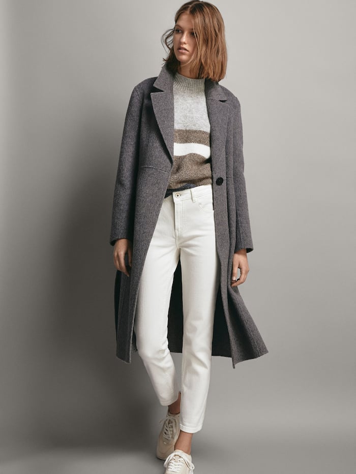 Vaqueros blancos de largo tobillero, de Massimo Dutti. Su precio antes de las rebajas del Black Friday: 50 euros.