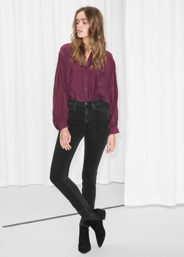 Vaqueros negros pitillo, de &Other Stories. Su precio antes de las rebajas del Black Friday: 79 euros.