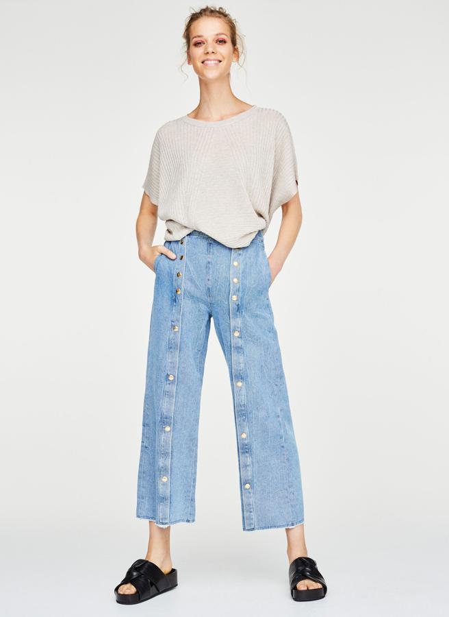 Originales vaqueros tipo culotte con detalle de botones en la pierna, de Uterqüe. Su precio antes de las rebajas del Black Friday: 79 euros.
