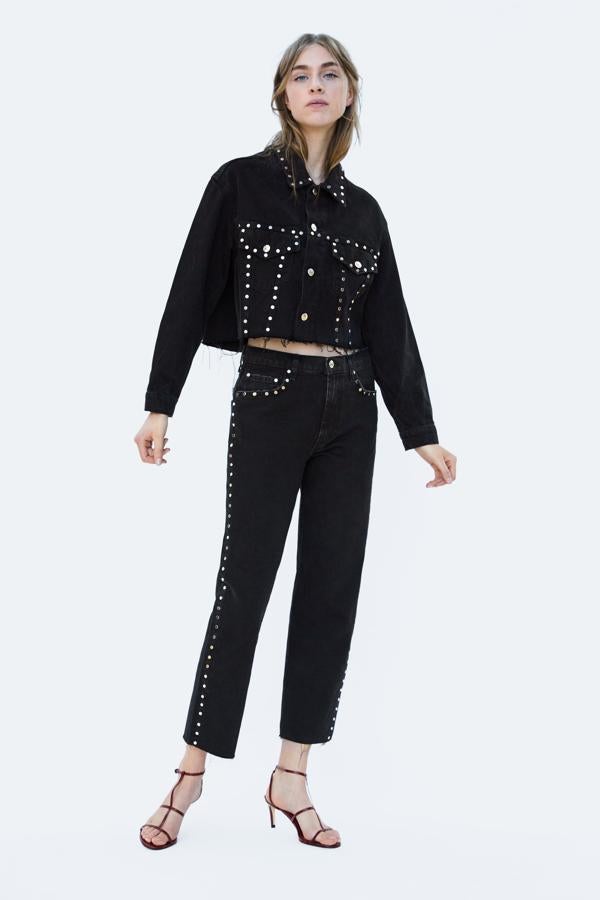 Vaqueros negros con detalles de tachuelas, de Zara. Su precio antes de las rebajas del Black Friday: 39.95 euros.