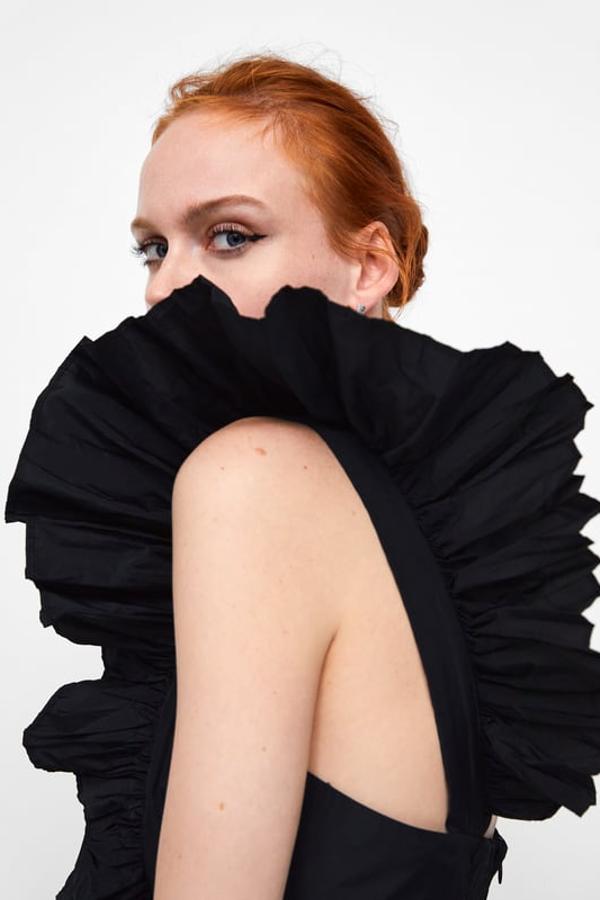 Favoritísimo y facilísimo: remata un maquillaje sencillo en tonos "nude" con un detalle protagonista en los ojos. Delinea con una línea muy fina de lápiz negro toda la longitud de ambos párpados y remata en el rabillo del ojo con dos líneas que se unen en un trazo mucho más grueso. Absolutamente sencillo y sexy.