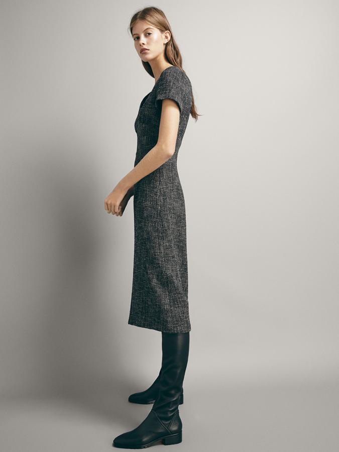 Con un corte ligeramente evasé, cuello en pico y cierre mediante cremallera (89,95 euros).