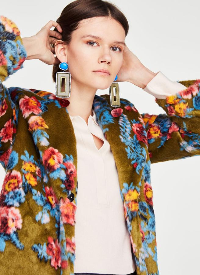 Largos, con tres figuras geométricas engarzadas y cierre de pin (39 euros).