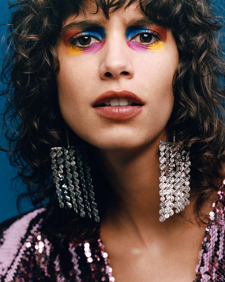 Una propuesta bastante más atrevida que, si la observas bien, es tremendamente sencilla: se trata de usar cuatro sombras para rodear de color el ojo. No requiere ninguna perfección técnica, pero sí copiar exactamente los colores y el brillo de las sombras que usa Zara. Con otros tonos el resultado puede resultar demasiado oso panda.