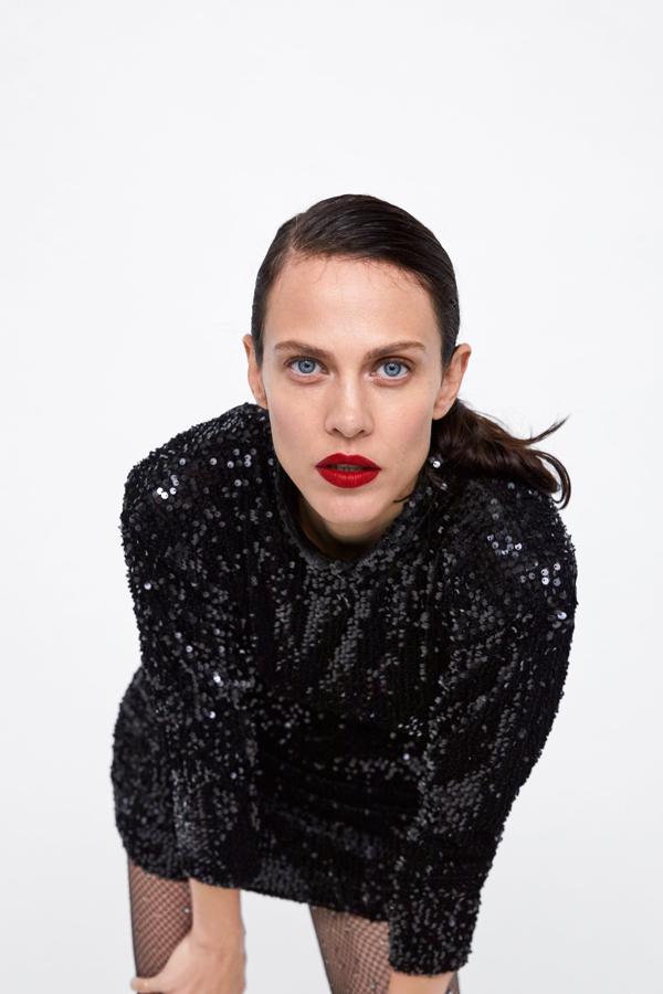 Para las que aún se empeñan en maquillajes de fiesta "sobreproducidos": insistimos en elegir ojos o boca y extremar el color en uno de ellos. Esta propuesta nos encanta por clásica y sencilla: tonos suaves, tez sin brillo y ojos solo con máscara, junto a una boca absolutamente protagonista. Si cuentas con unos labios con cierto volumen esta puede ser tu opción. Eso sí: el maquillaje de labios requiere una exquisita aplicación por capas de cada producto (hidratante, labial y polvos fijadores) y un delineado milimétrico. El resultado es prácticamente eterno.