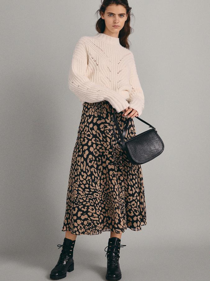 Original "animal print" desenfocado para una falda evasé (59,95 euros), combinada con un jersey color crudo con calados (69,95 euros) y botín acordonado en piel negra (129 euros).