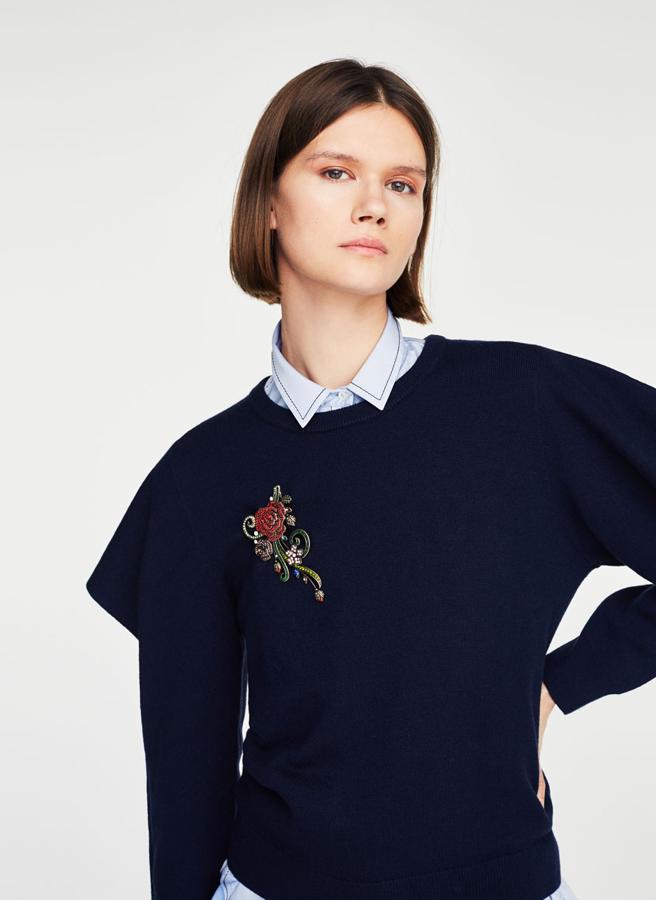 Un diseño espectacular con forma de rosa y pedrería multicolor incrustada (49 euros).