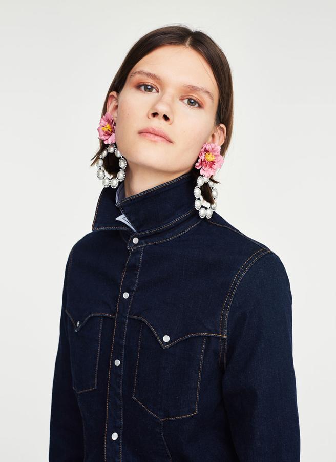 Fantásticos pendientes de aro en tonalidad plateada con detalles de perlas y botón en flor. Llevan doble cierre (39 euros).