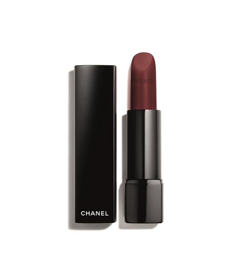 A diferencia de Rouge Allure Velvet, que le da un acabado satinado, Velvet Extreme es la colección de seis barras de labios completamente mate. A pesar de ello, no se seca y se aplica suavemente sobre los labios. Basado en la descripción oficial, la barra de labios se crea con una combinación de polvo de arroz y complejo antioxidante hecho de extracto de mantequilla de té verde matcha, aceite de almendras dulces, madera de sappan y vitamina E. (35 €).