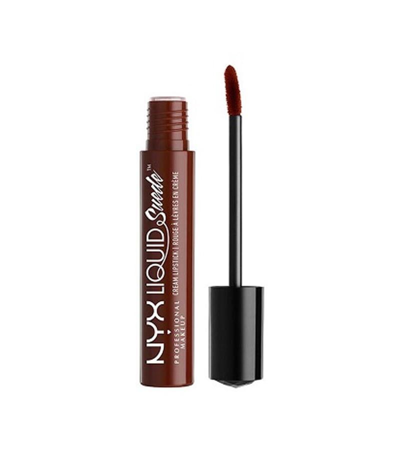 Liquid Suede Cream es un labial líquido mate altamente pigmentado con resultados de larga duración que aparece en 20 colores. En todos ellos, el acabado gamuza, resalta en los labios. Particularmente en este tono de rico chocolate claro y opaco. Infundido con Aceite de Aguacate y Vitamina E. (7,95 €).