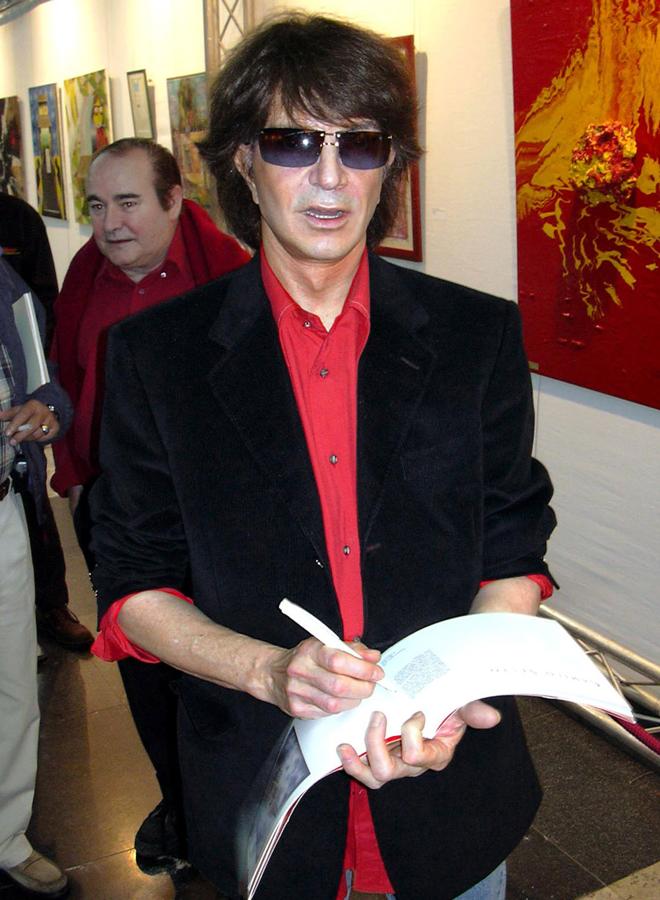 Camilo Sesto, en una imagen de 2003, firmando un autógrafo a uno de sus miles de fans.