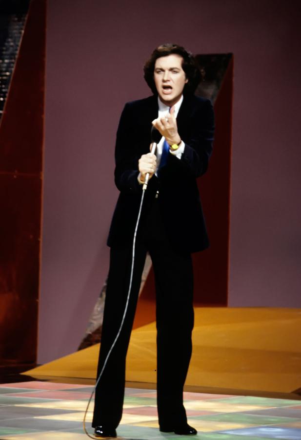 Camilo Sesto durante un concierto a principios de la década de los 70.