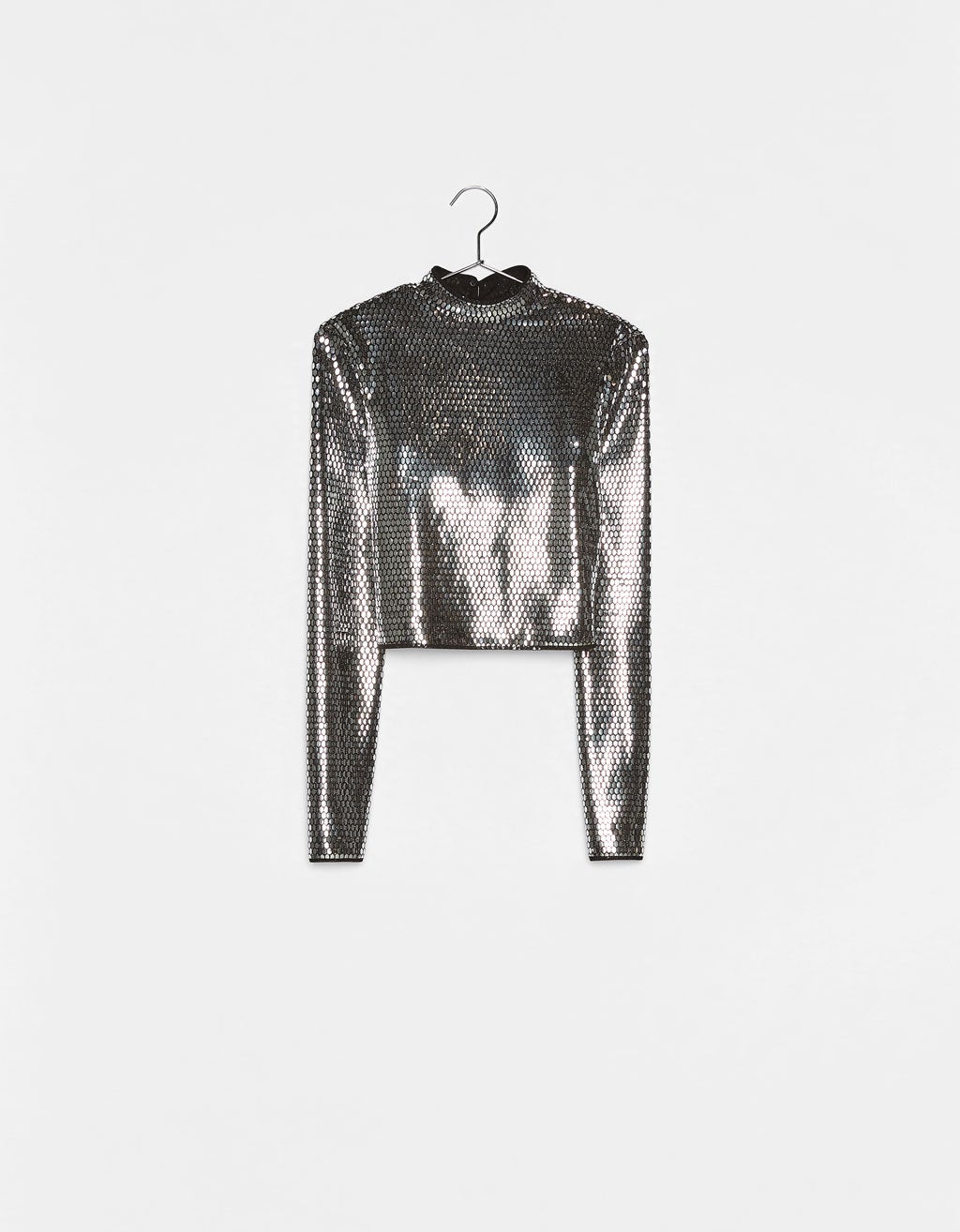 Una de las camisetas más especiales de la temporada. Puedes encontrarla en Bershka, en su Party Collection por 22,99 euros.