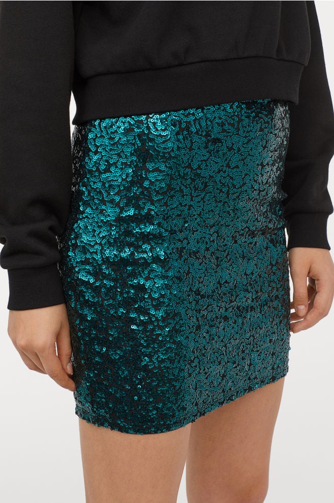 Brilla con esta falda mini de lentejuelas en color verde agua. Puedes encontrarla en H&M por 14,99 euros.