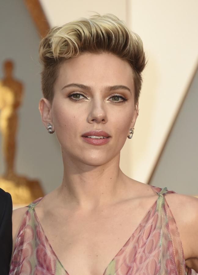 Este es un 'look' con mucha personalidad en el que la actriz combinó rubio dorado y su raíz natural en el tupé. Un mix que junto con sus ondas aporta un extra de volumen.