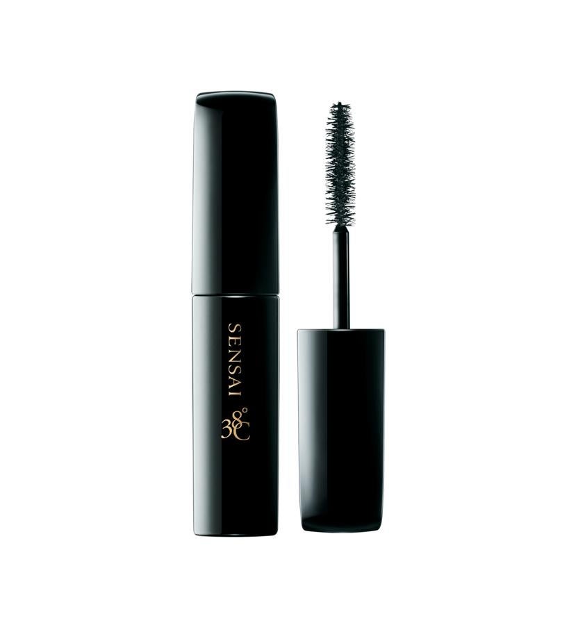 Con casi un 40% más de cera voluminizadora que las otras máscaras de la marca, envuelve cada pestaña con una película uniforme que permite aplicar múltiples capas sin apelmazarse. Su cepillo de triple espiral está diseñado posee unas cerdas entrelazadas en espiral para optimizar la separación entre cada pestaña. Estas capturan incluso las más cortas y finas, a la vez que permiten una aplicación gradual y uniforme.  Mascara Lash Volumiser 38º de Sensai  (40 €).
