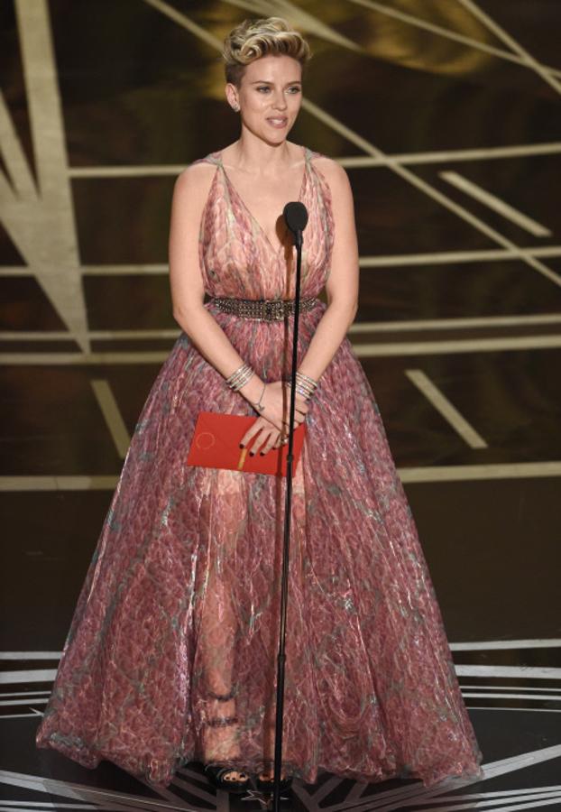 Este vestido brillante es un diseño de Azzedine Alaïa. Lo llevó a la ceremonia de los Oscars 2017.