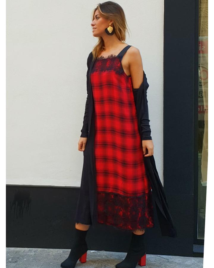 Adornado con detalles de encaje y con el tirante ancho (51,92 euros).