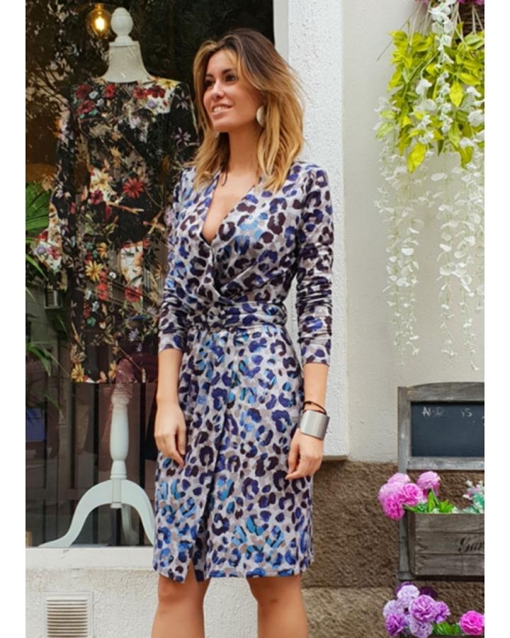 En distintos tonos de azul y morado sobre un gris plateado. Espectacular (59,92 euros).