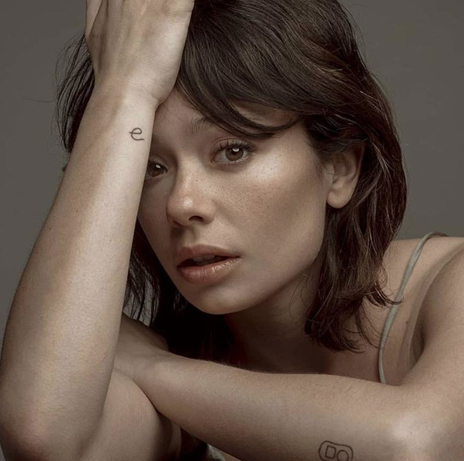 Aunque el rubio le da un aire muy desenfadado, el pelo naturalmente castaño de Anna Castillo le queda de maravilla. Nos encanta, además, que lo lleve más o menos corto.