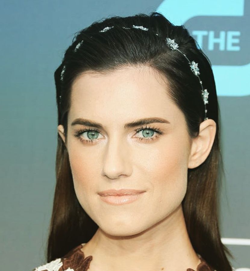 Allison Williams no se mantuvo demasado tiempo de rubia: su imagen perdía mucho carácter, como podemos observar en esta foto reciente. El contraste de una melena castaña con sus ojos verdes es demasiado espectacular como para prescindir de él.