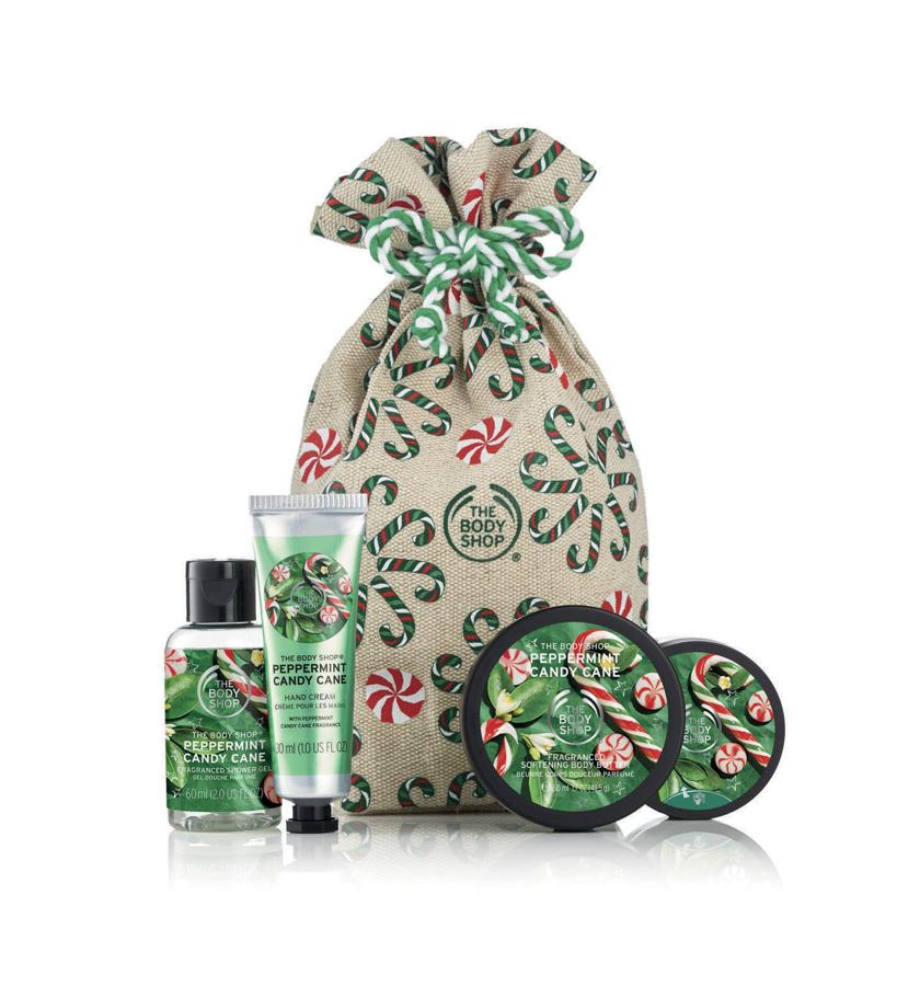 Este pack incorporada refrescantes productos de cuidado corporal y baño (gel de ducha, exfoliante corporal, manteca corporal y crema de manos pepermint Candy) que estimularán tu cuerpo y mente al instante. Además, el saquito es reutilizable.  Saquito de Delicias Peppermint Candy Cane de The Body Shop  (antes 18 €, ahora 12,60 €).