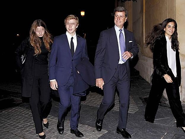 Cayetano junto a sus hijos y a Bárbara Mirjan.