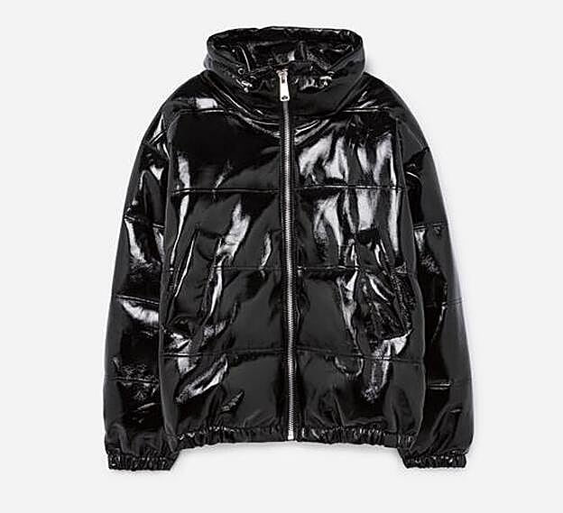 Chaqueta de charol de Lefties. (35 euros).