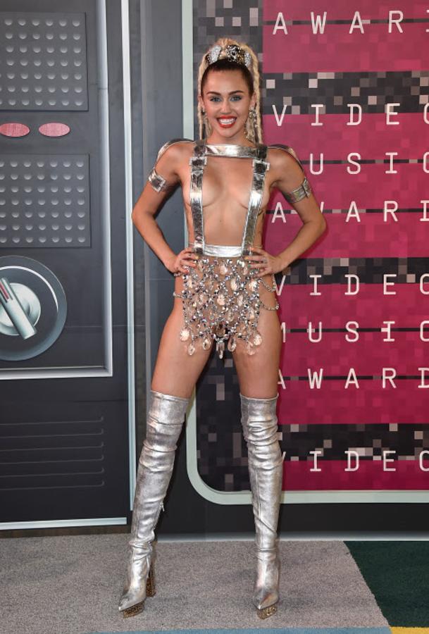 ¿Es un vestido o una lámpara 'chandelier'? Miley Cyrus acudió de esta guisa a los MTV VMA en Los Ángeles en 2015...