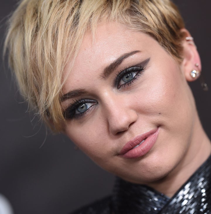 Aunque pasa poco, a Miley Cyrus también le gusta resaltar su mirada de vez en cuando. Por eso destacamos este maquillaje de ojos ahumados más máscara de pestañas tanto arriba como abajo.