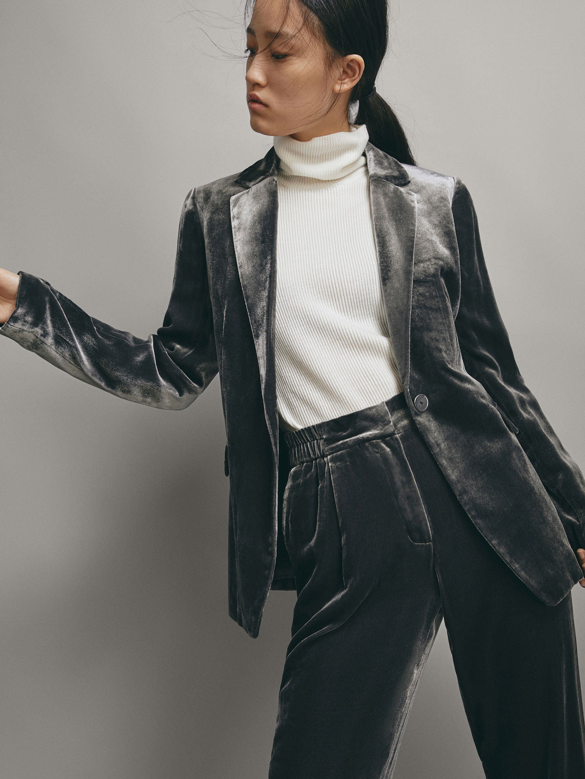 Americana de terciopelo de Massimo Dutti: 129 euros.