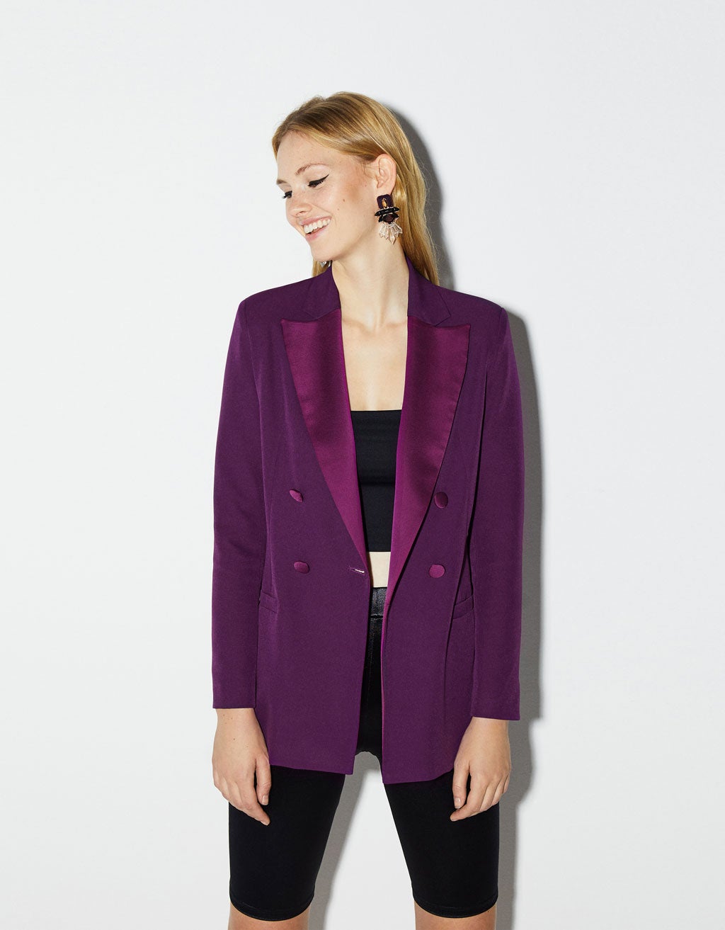 Blazer cruzada en color morada de Bershka: 39,99 euros.