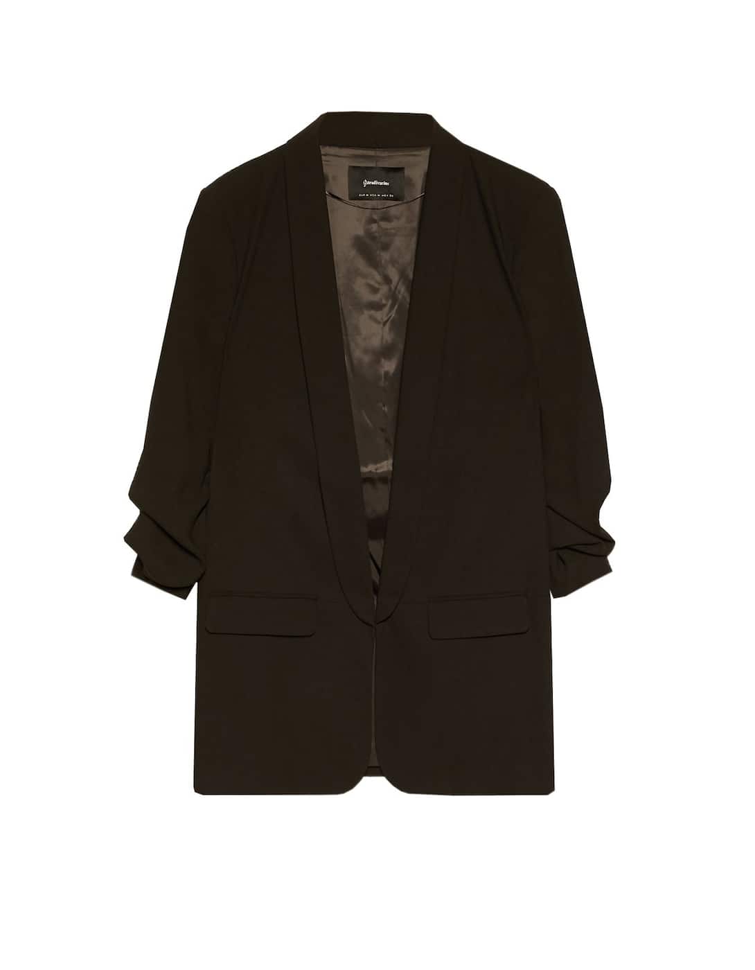 Americana con manga fruncida de Stradivarius: 29,99 euros.