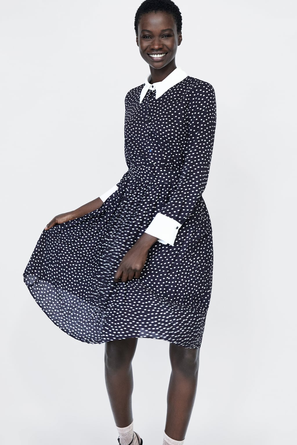 Vestido de lunares combinado de Zara: 39,95 euros.