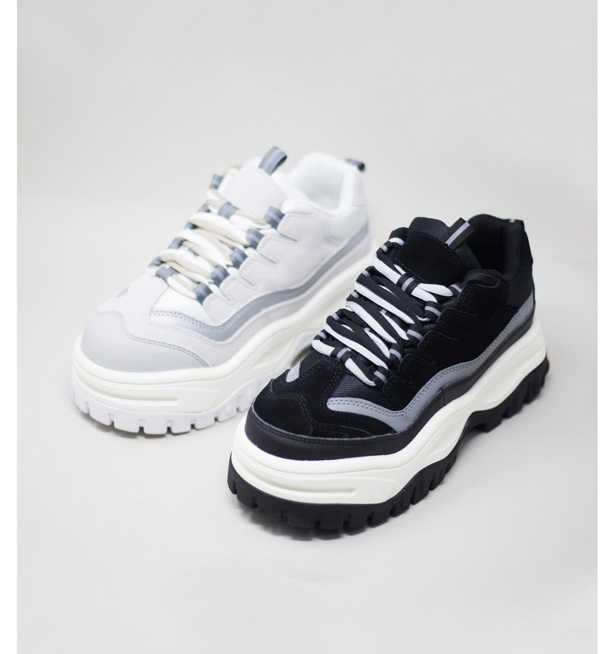 Zapatillas de Jeffrey Campbell con plataforma de 5 cm: 170 euros en Au Revoir Cinderella.