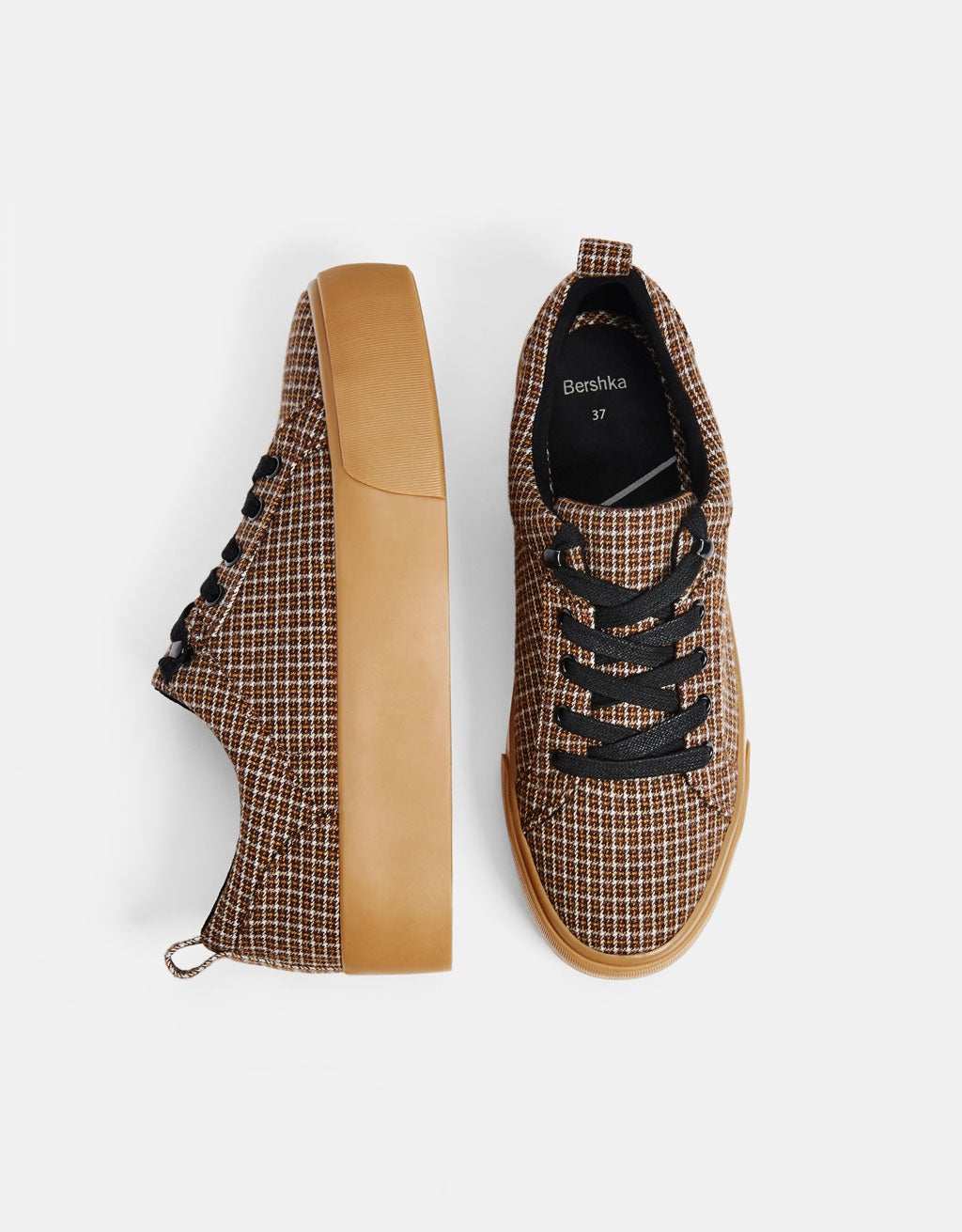Zapatillas de cuadros con plataforma de Bershka: 29,99 euros.