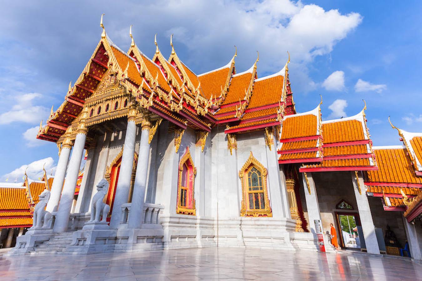 Bangkok, la conocida como 'ciudad de los ángeles' es uno de los destinos más solicitados por los españoles, según Rumbo.es, ya que es uno de los mejores (y más económicos) puntos de partida para muchos aventureros que quieren adentrarse en Asia. La apabullante modernidad (con toques muy occidentales) de la capital de Tailandia está en perfecta armonía con su esencia histórica y espiritual. Además, es una ciudad que no descansa y que conquista por igual a jóvenes... y no tan jóvenes con el bullicio de sus calles, pero también con la amabilidad de sus habitantes.