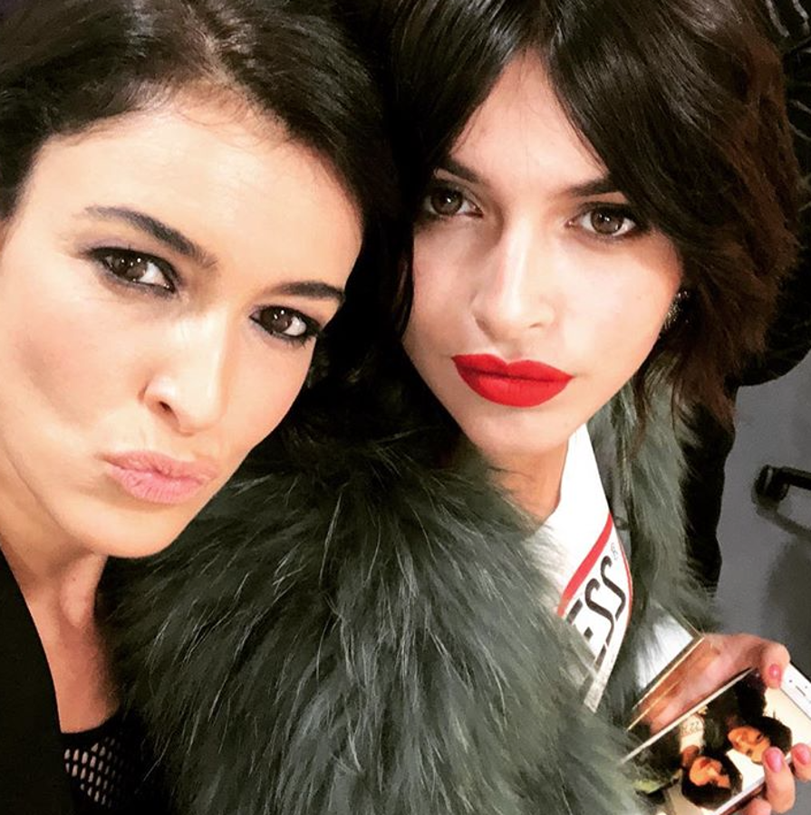 Seguro que Lucía Rivera ha aprendido de su madre, Blanca Romero, la importancia de darle más profuncidad a la mirada con un ahumado negro en el párpado móvil: realza la belleza racial de ambas. En los labios se deja notar la diferencia de edad: Lucía no se puede resistir a un intenso rojo a lo Kylie Jenner mientras que Blanca se queda en un discreto rosa.