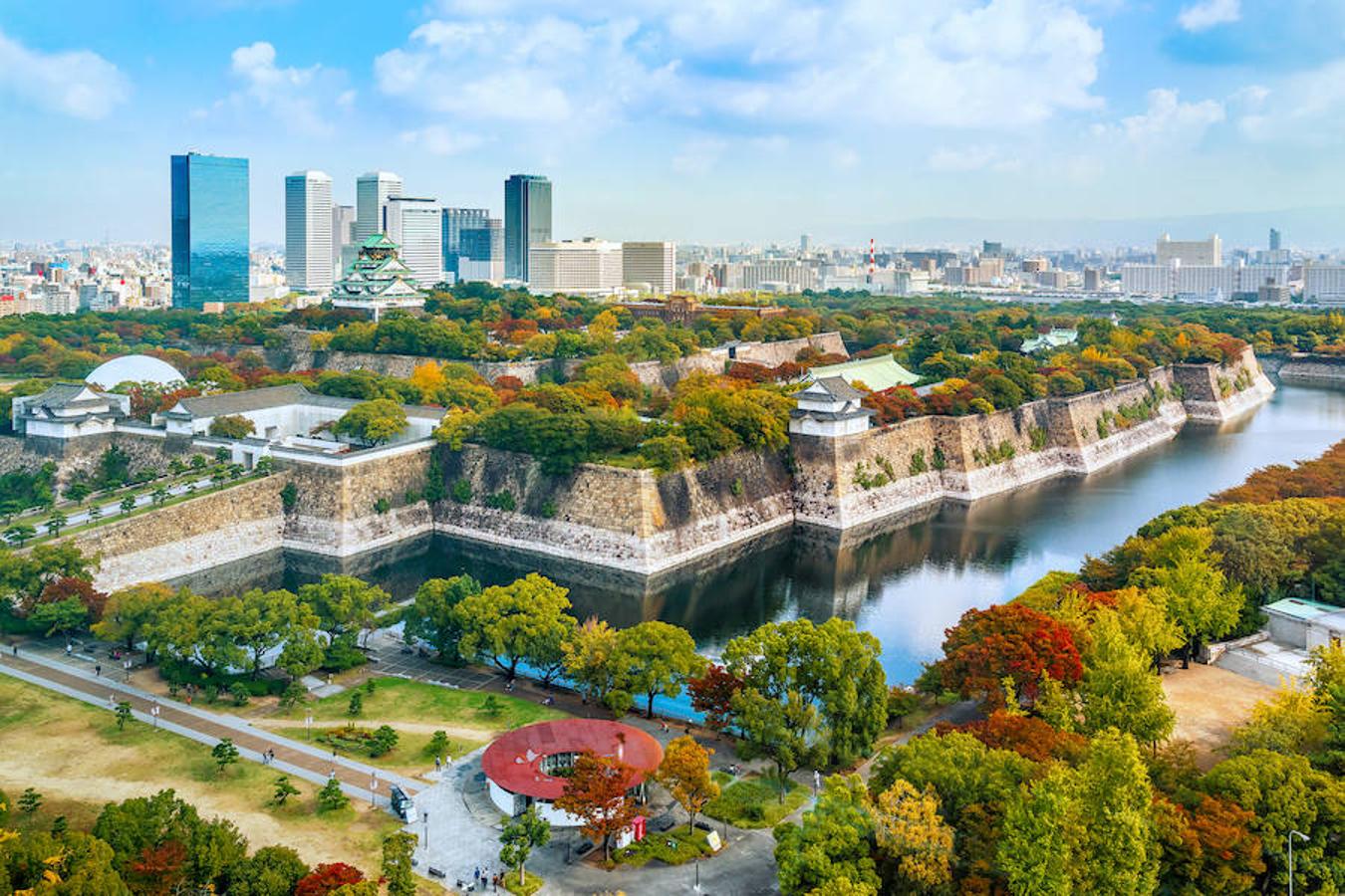 Detenerte en medio del famoso paso de cebra de Shibuya, en Tokio, y ver la vida pasar como en una imagen de 'time lapse'; viajar en tren bala hasta Kioto y regresar al pasado acudiendo a una ceremonia del té; bañarse en un antiguo onsen entre montañas niponas; maravillarte con los cerezos en flor o la imponente vista del Monte Fuji; reencontrarte contigo misma en el gigantesco templo budista de Engaku-ji, en Kamakura, o visitando los templos de Koya-San; dejarte engullir por la historia en Hiroshima; y descubre la tradición samurai en Nikko. Japón lo tiene todo y es la combinación perfecta entre las tradiciones más ancestrales y las nuevas tendencias y la (post) modernidad para despedir nuestro 2019 viajero.