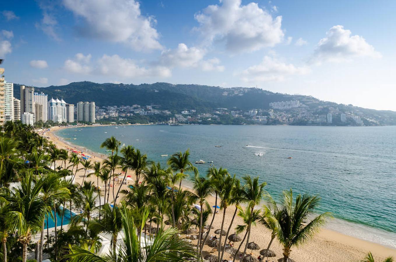 ¿Qué mejor manera de empezar la primavera que en bikini bajo el sol del Caribe? Y para ello, Cancún siempre será una gran idea. Eso sí, no pienses solo en resorts con pulseritas de todo incluido, porque además de relajarte con un cóctel en la mano, este rincón de México nos ofrece un turismo mucho más aventurero con excursiones a sus selvas vírgenes y planes de buceo para descubrir sus tesoros marinos.