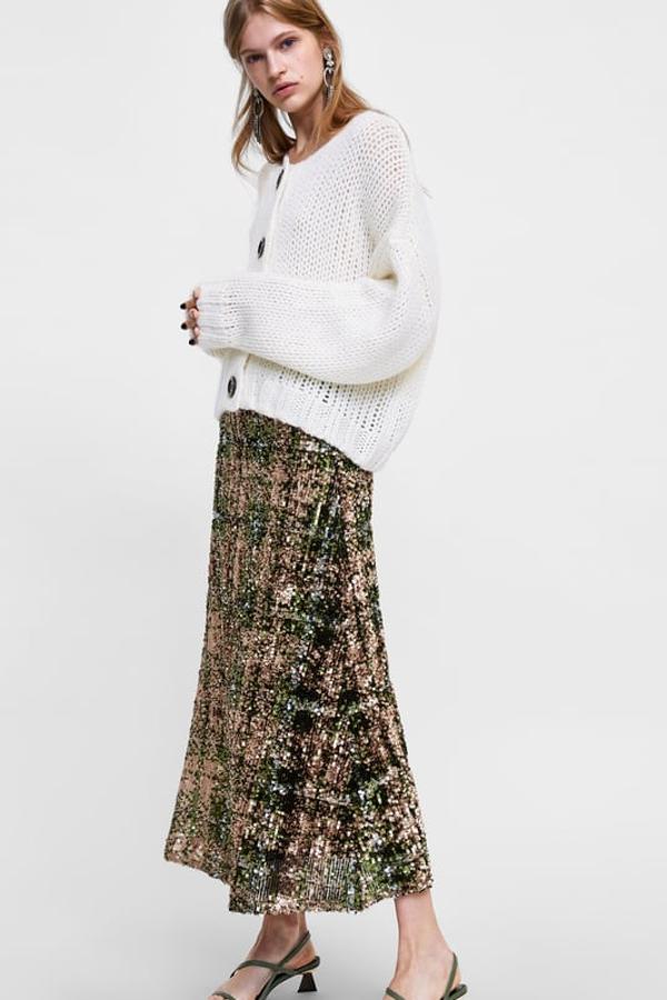 Chaqueta "oversize" en tono crudo, con cuello redondo, manga larga y cierre frontal con botones (Zara, 29,95 euros).